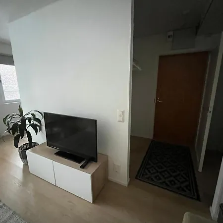 New One-bedroom Near Downtown Lägenhet *
